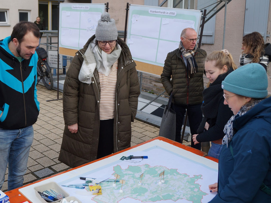 Wissenschaftlerinnen und Teilnehmende arbeiten an einer Karte von Frankenhardt