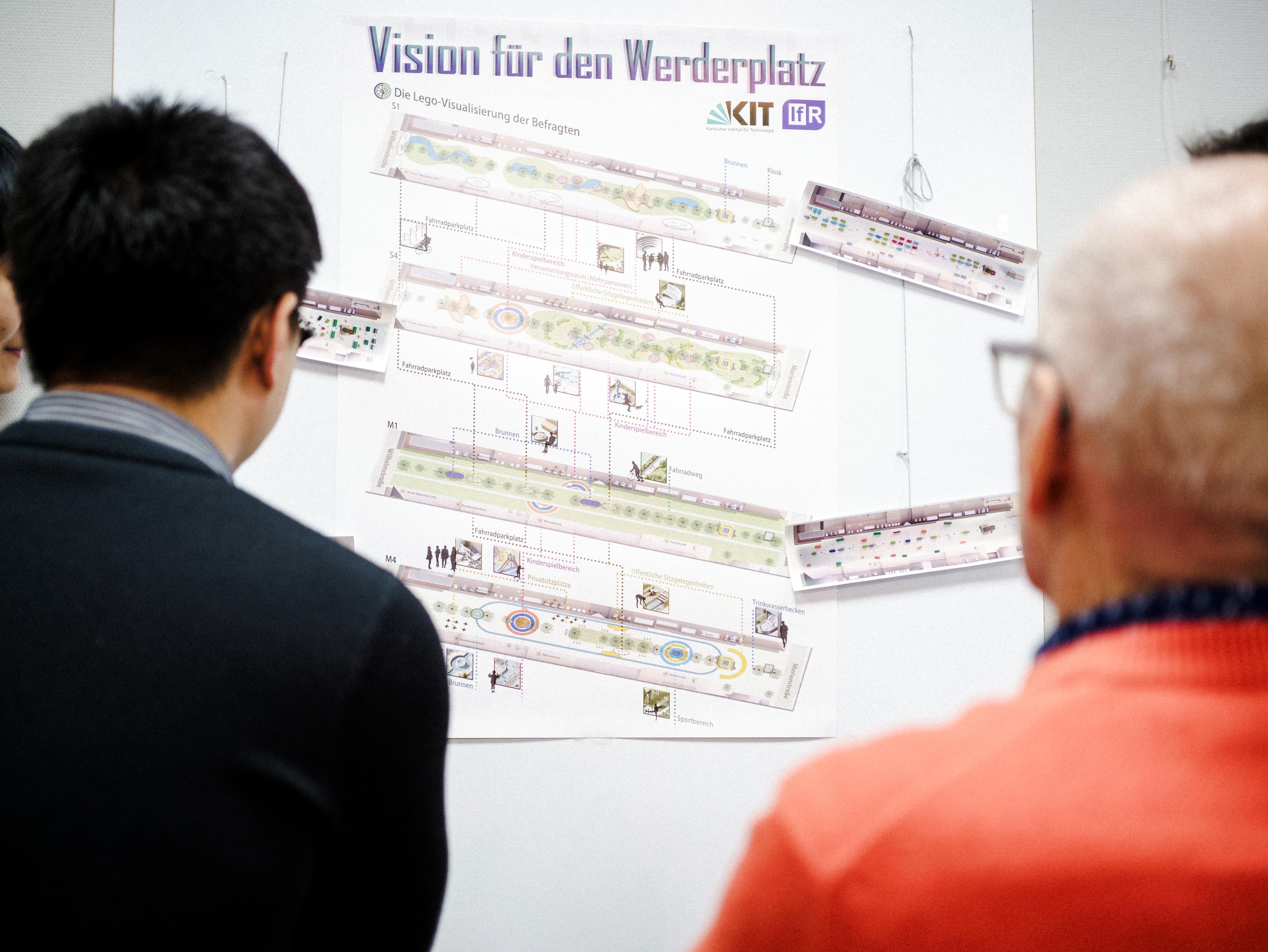 Personen betrachten Pläne zur Neugestaltung des Werderplatzes.